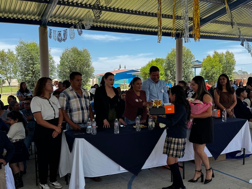 Entrega de reconocimientos durante la graduaci\u00f3n de la primaria Benito Ju\u00e1rez.
