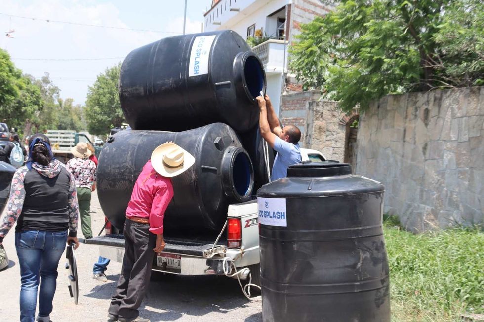 Entrega de tinacos como parte de apoyos sociales gestionados en comunidades de San Juan del R\u00edo.