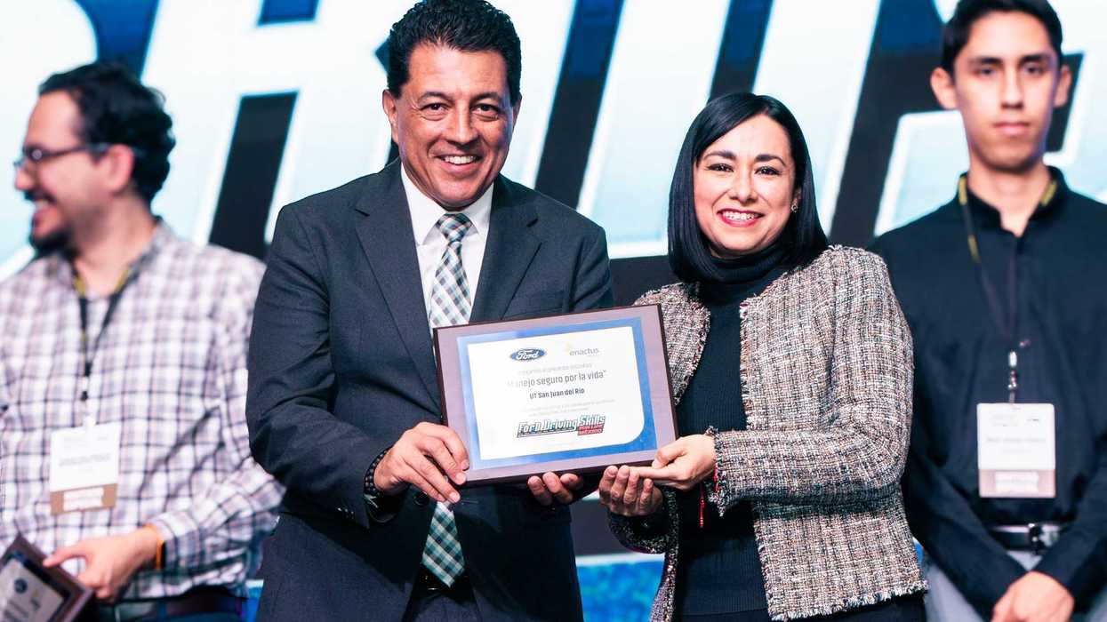 Entrega del distintivo Manejo seguro por la vida a la UT San Juan del Río por Ford y Enactus México