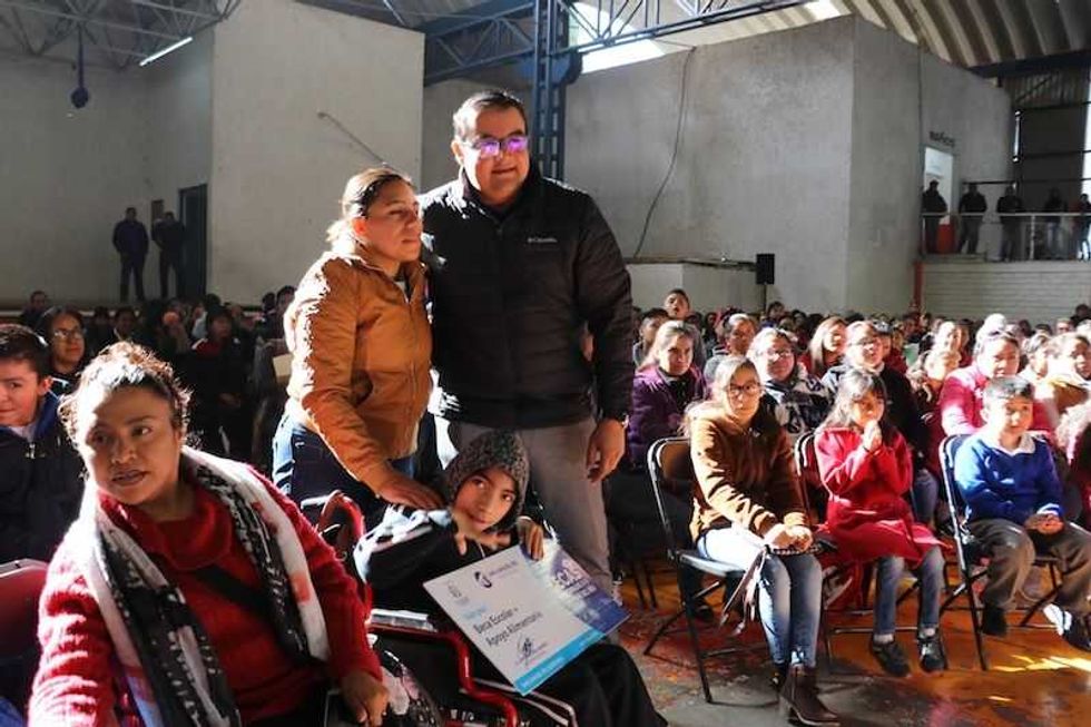 entrega memo vega de 6 mil becas a estudiantes de san juan del rio 1