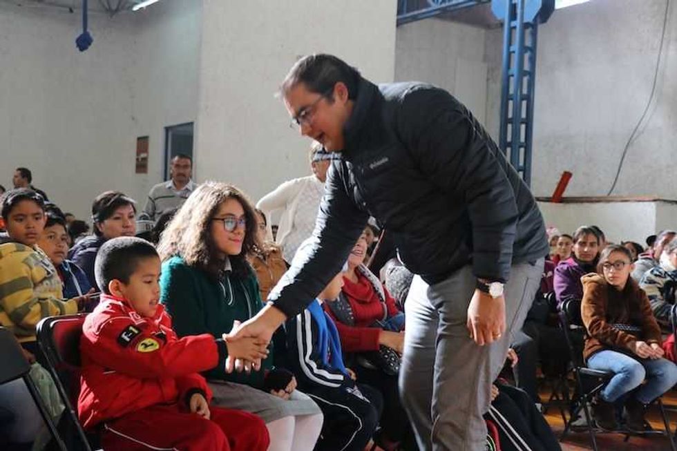 entrega memo vega de 6 mil becas a estudiantes de san juan del rio 88