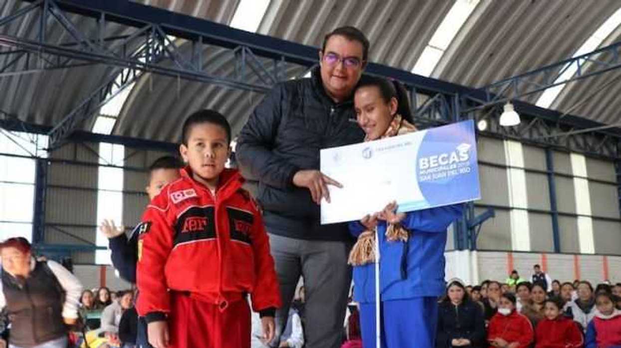entrega-memo-vega-de-6-mil-becas-a-estudiantes-de-san-juan-del-rio