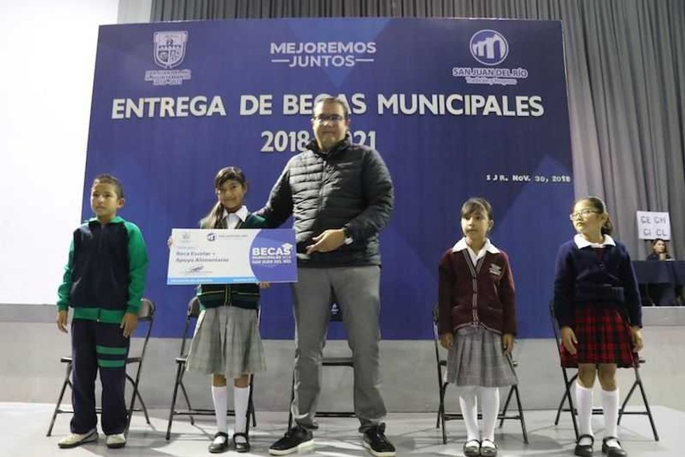 entrega memo vega de 6 mil becas a estudiantes de san juan del rio44