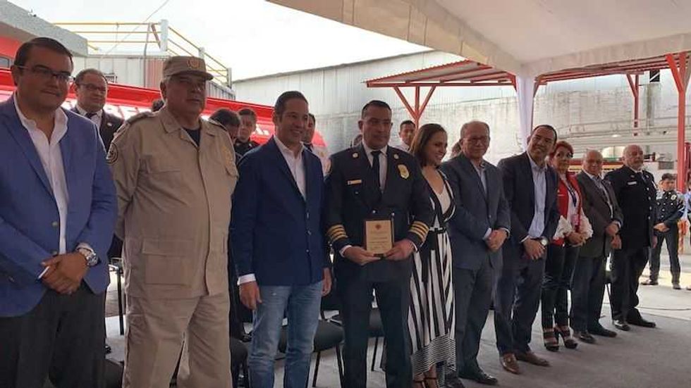 entrega pancho dominguez unidad cisterna a bomberos de san juan del rio 99