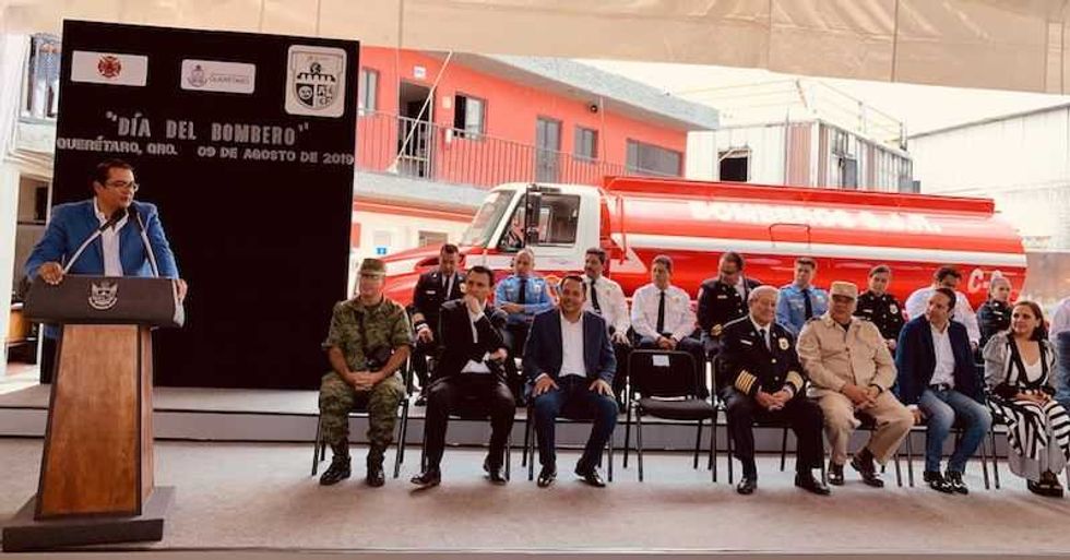 entrega pancho dominguez unidad cisterna a bomberos de san juan del rio