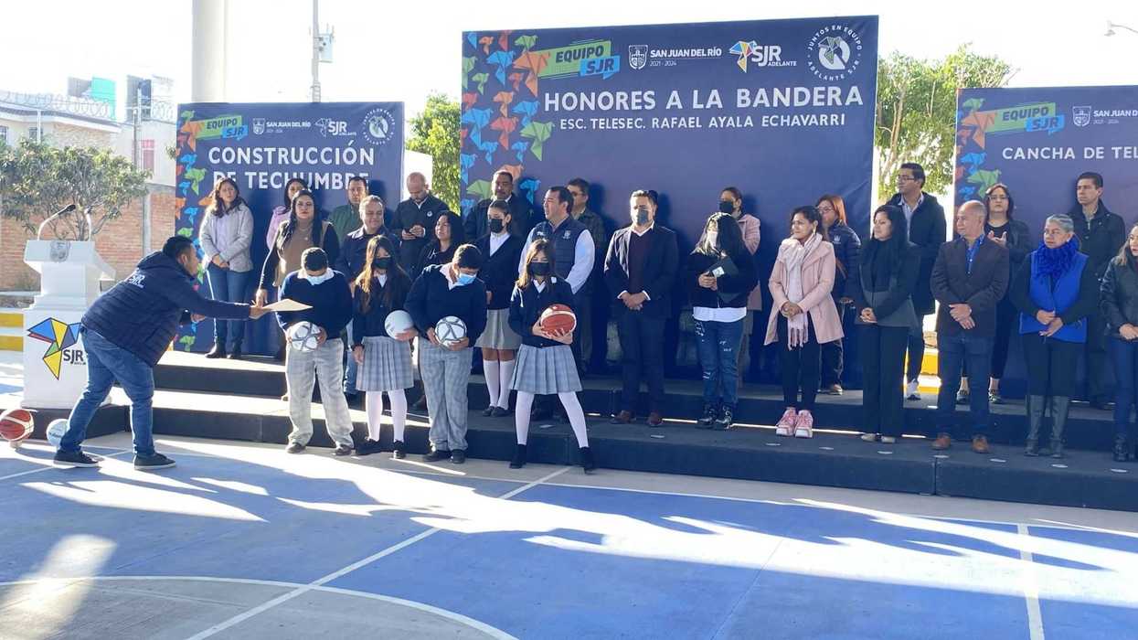 Entrega Roberto Cabrera arcotecho en telesecundaria de San Juan del Río.