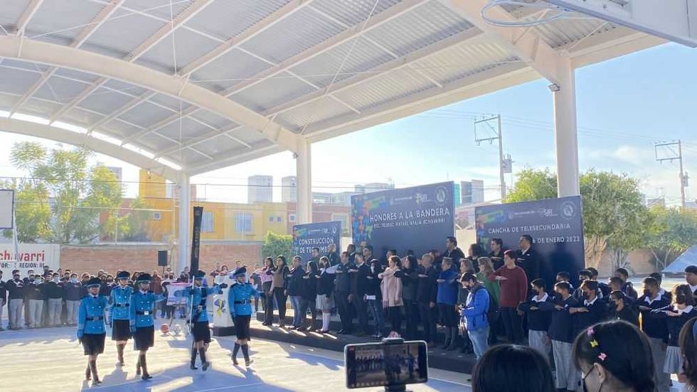 Entrega Roberto Cabrera arcotecho en telesecundaria de San Juan del Río.