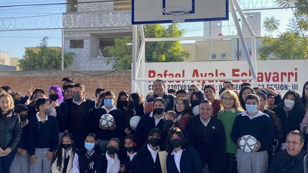 Entrega Roberto Cabrera arcotecho en telesecundaria de San Juan del Río.