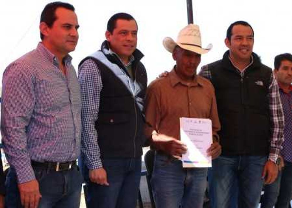 Entrega SEDEA apoyos a productores de San Juan del Río.