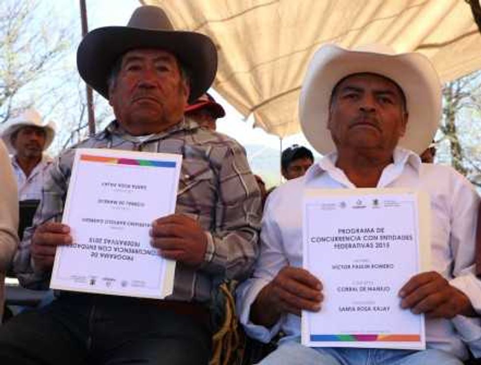 Entrega SEDEA apoyos a productores de San Juan del Río.