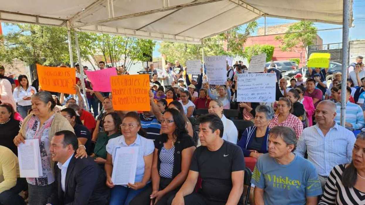 Entrega simbólica de escrituras a familias de la colonia Los Girasoles.