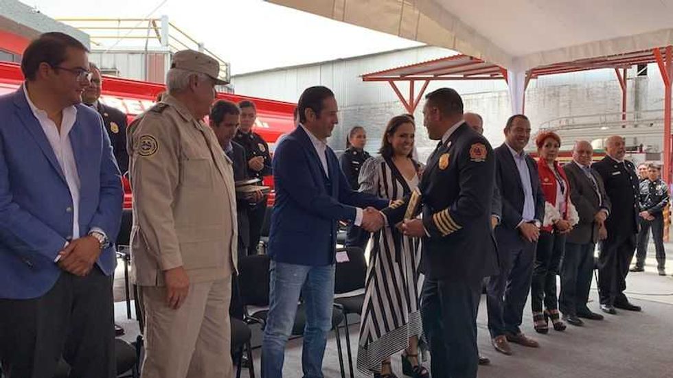 entrega tania ruiz presidencia de patronato de bomberos en san juan del rio