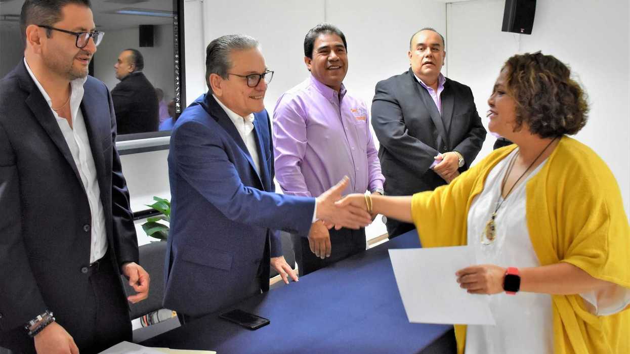 Entregan 31 dictámenes escalafonarios a personal de apoyo educativo en Querétaro.