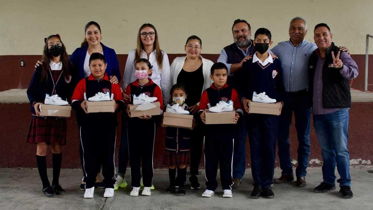 Entregan calzado a estudiantes de primarias públicas de Ezequiel Montes.