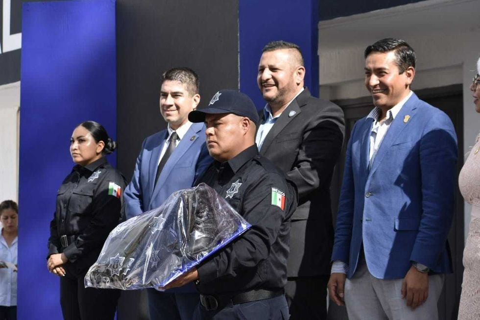 Entregan equipo y uniformes a policías de Pedro Escobedo.
