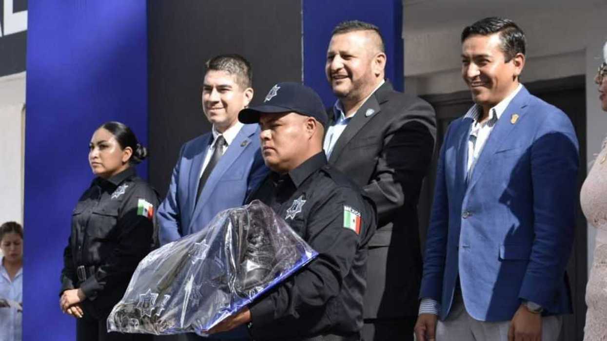 Entregan equipo y uniformes a policías de Pedro Escobedo.