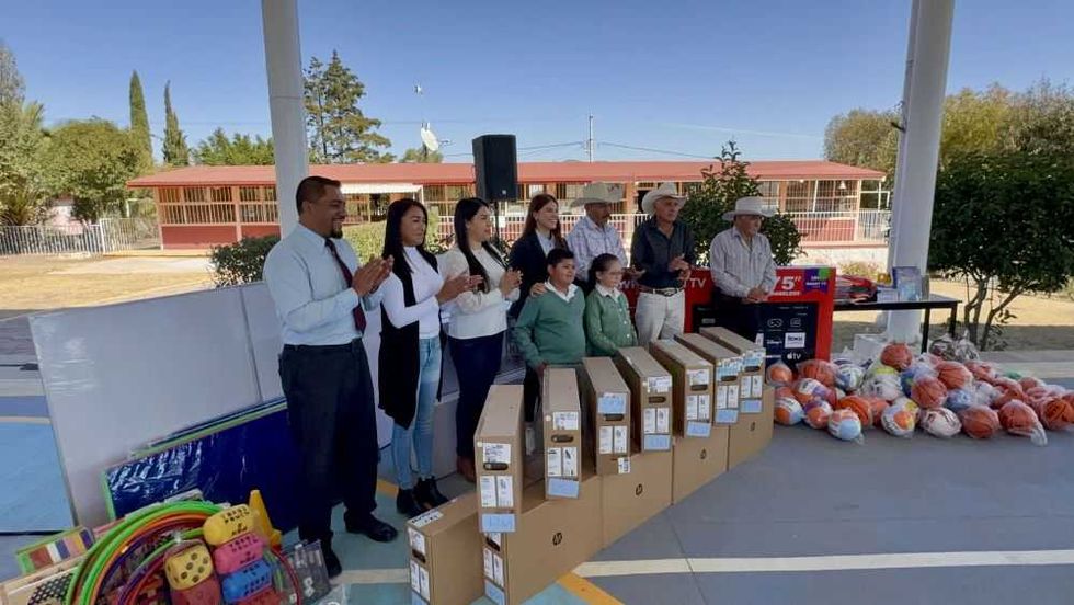 Entregan equipos tecnológicos y deportivos en Escuela Primaria de El Sitio.