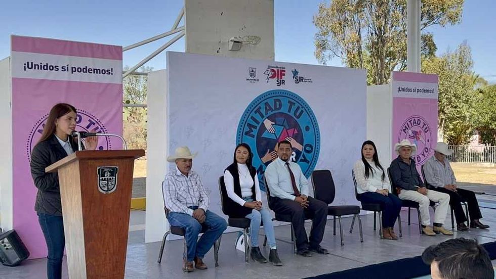 Entregan equipos tecnológicos y deportivos en Escuela Primaria de El Sitio.
