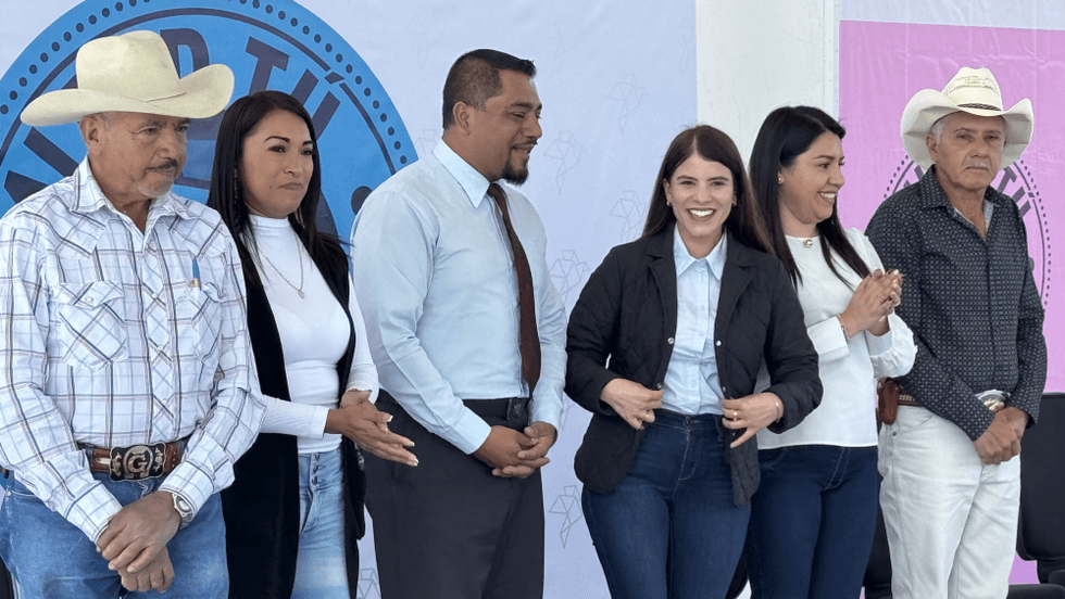 Entregan equipos tecnológicos y deportivos en Escuela Primaria de El Sitio.