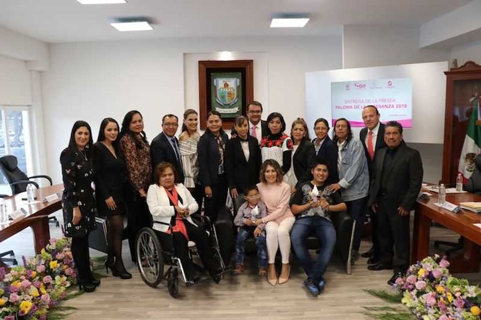 entregan galardon paloma de la esperanza en san juan del rio 1