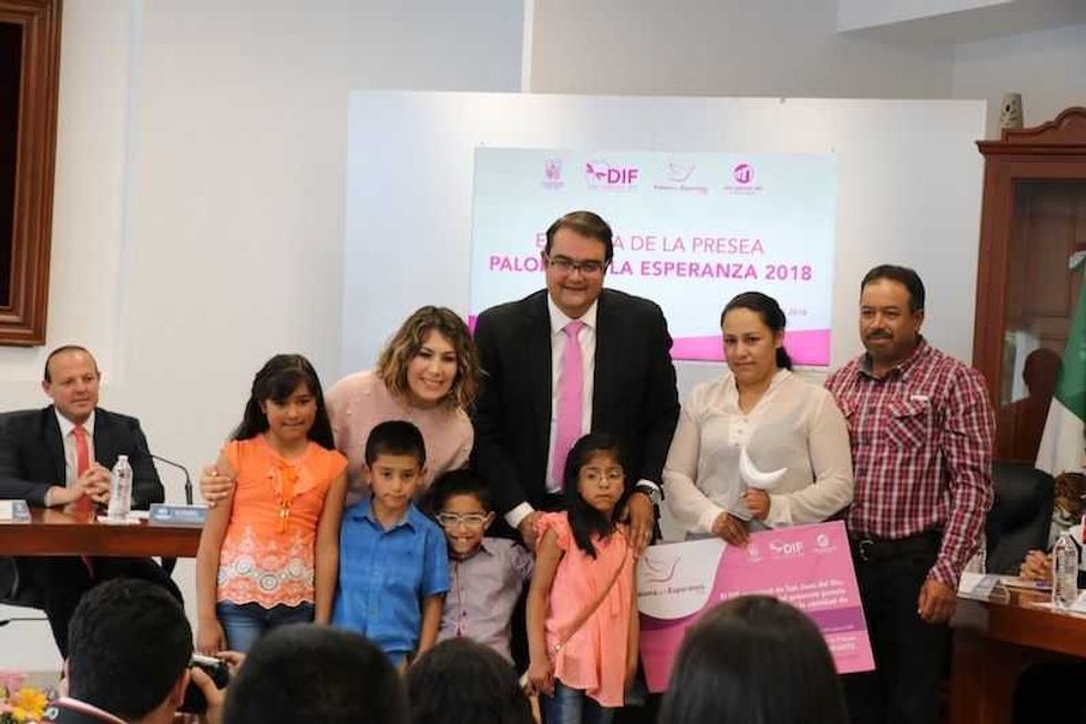 entregan galardon paloma de la esperanza en san juan del rio 3