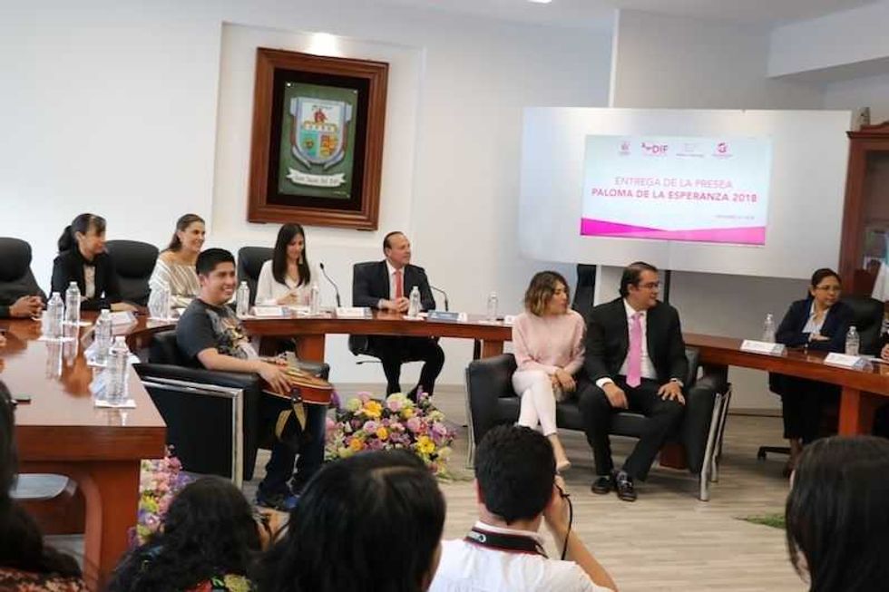 entregan galardon paloma de la esperanza en san juan del rio 4