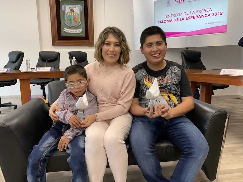 entregan galardon paloma de la esperanza en san juan del rio