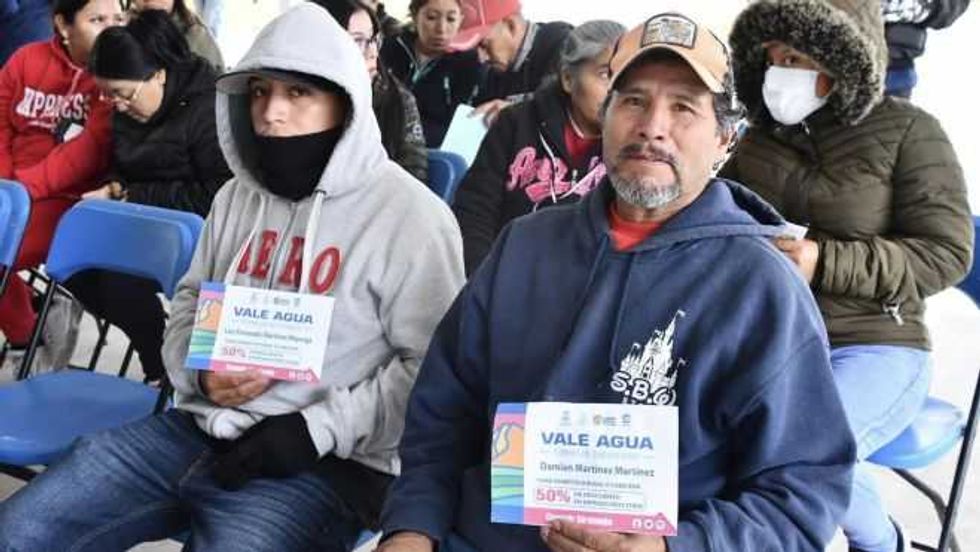 Entregan permisos de tomas de agua a habitantes de Ezequiel Montes.