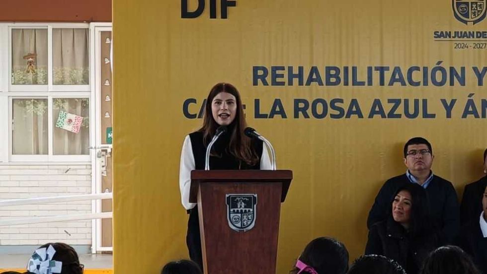 Entregan rehabilitación del CAM Rosa Azul y Ángel Rivière.