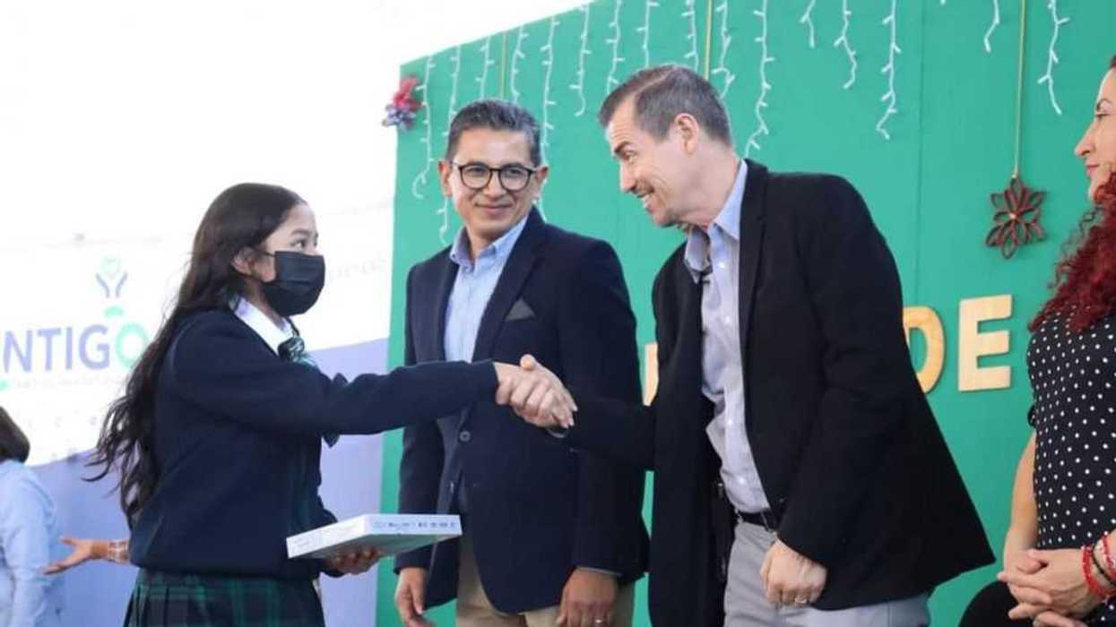 Entregan tabletas a estudiantes de nivel media superior en San Juan del Río.