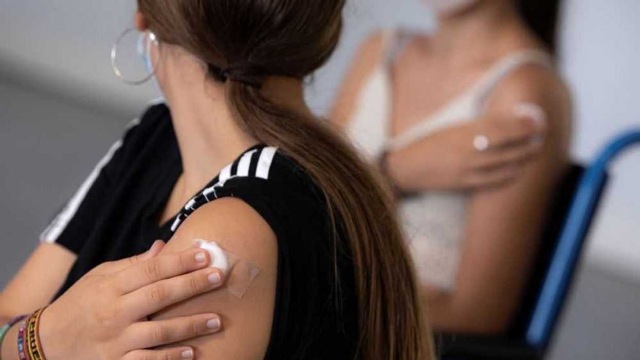 Entrenan a adolescentes latinos para educar sobre las vacunas contra covid. ARCHIVO/EFE/Biel Aliño.