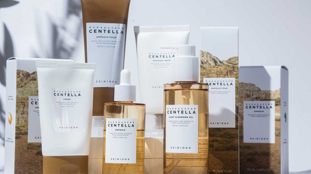 Envases de cosméticos coreanos sobre una superficie de exhibición.