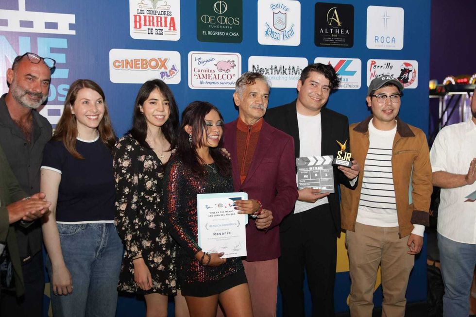 Equipo del cortometraje Antes de Verte recibe trofeo Mejor Cortometraje del Festival Cine en Tus Manos 2026 San Juan del R\u00edo.