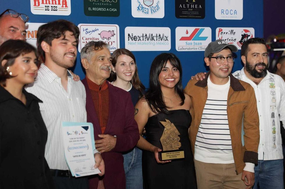 Equipo del cortometraje Antes de Verte recibe trofeo Mejor Cortometraje del Festival Cine en Tus Manos 2026 San Juan del R\u00edo.