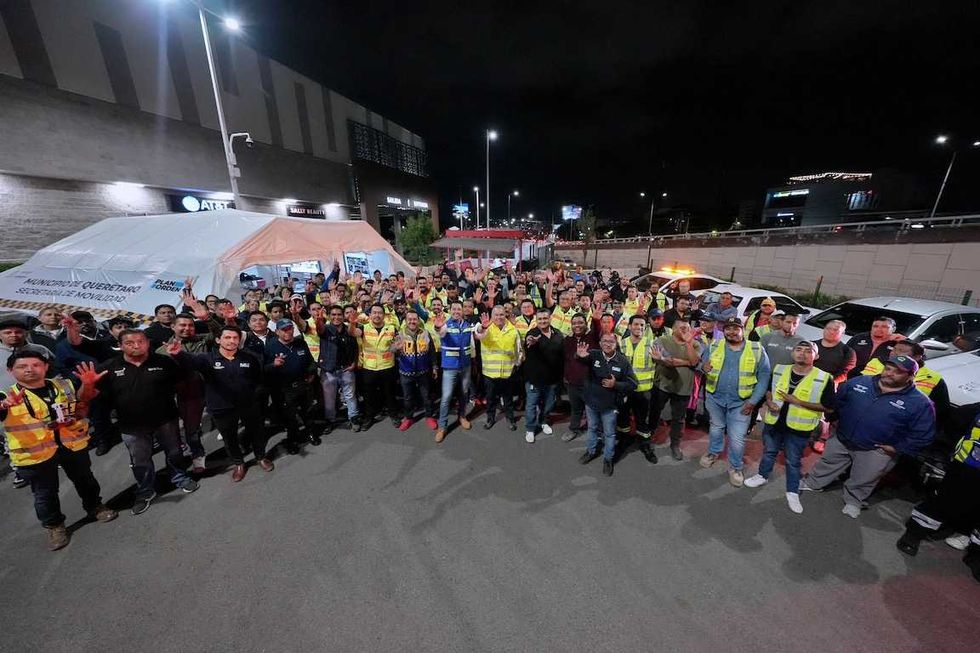Equipo del dispositivo vial de Bernardo Quintana durante el cierre del operativo por la obra del tren