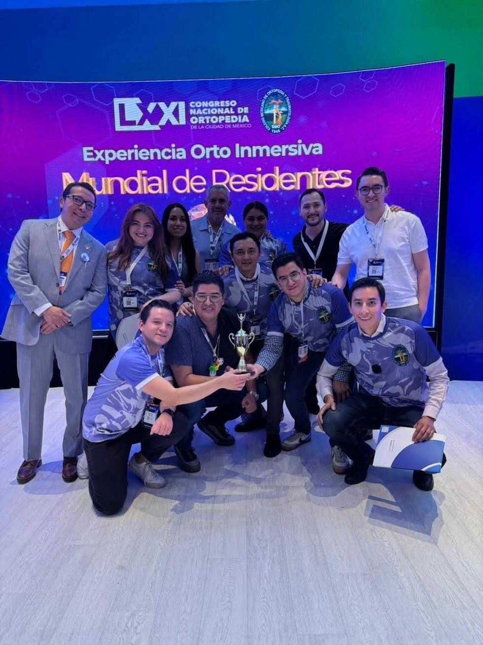 Equipo ganador del Hospital General de Quer\u00e9taro posa durante el Mundial de Residentes en Ortopedia y Traumatolog\u00eda.