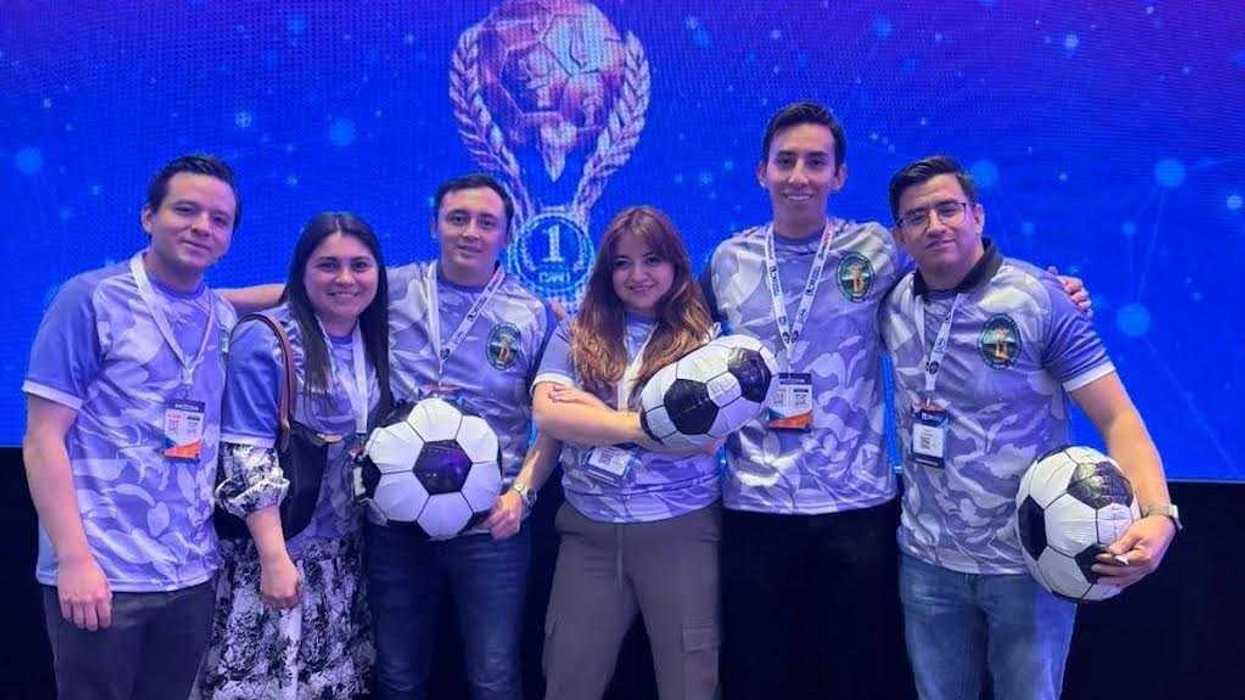 Equipo ganador del Hospital General de Querétaro posa durante el Mundial de Residentes en Ortopedia y Traumatología.