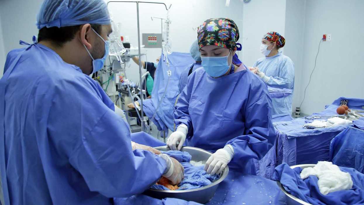 Equipo médico del Hospital 25 del IMSS en Iztapalapa durante procuración multiorgánica de órganos y tejidos