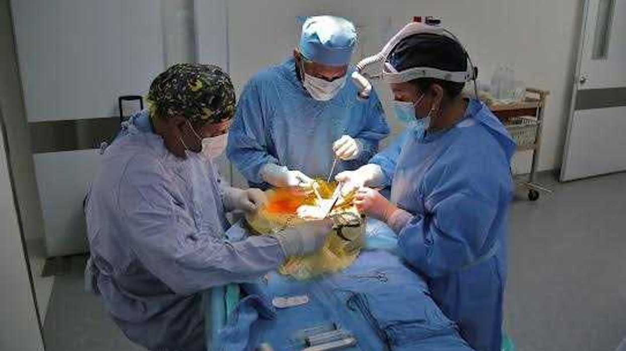 Equipo médico realiza una cirugía de trasplante dentro de un quirófano del Hospital General La Raza.