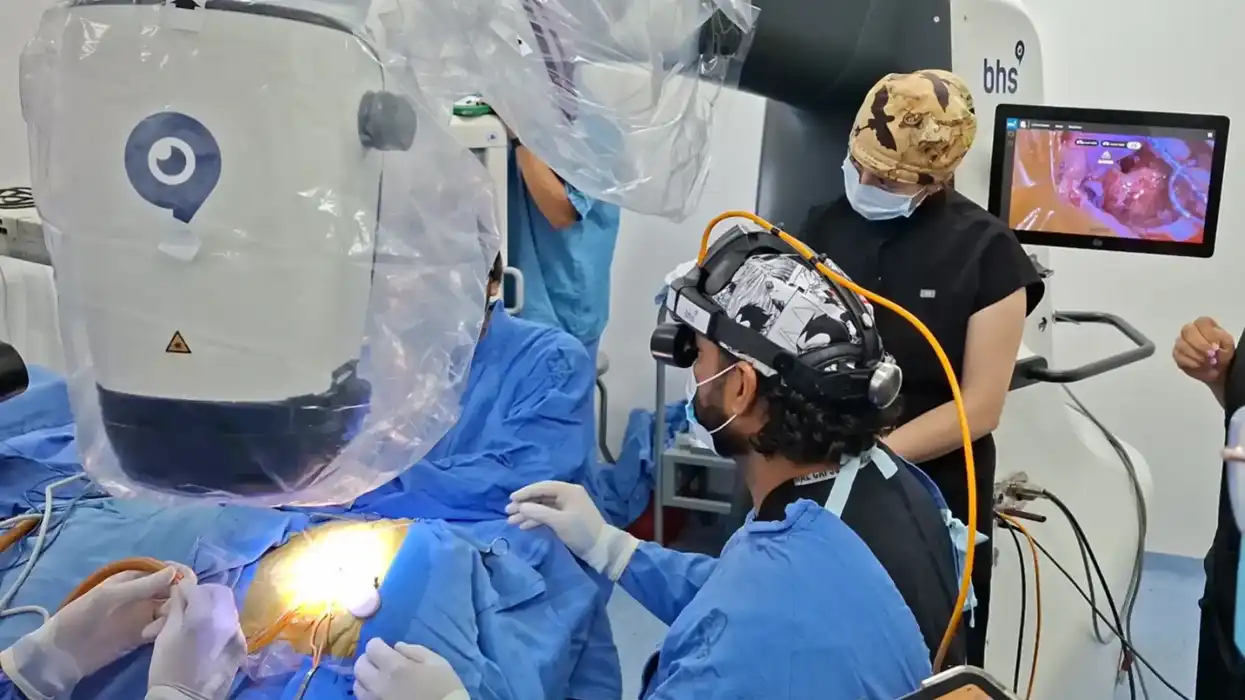 Equipo quirúrgico realiza una cirugía de implante coclear con equipo de visualización especializado