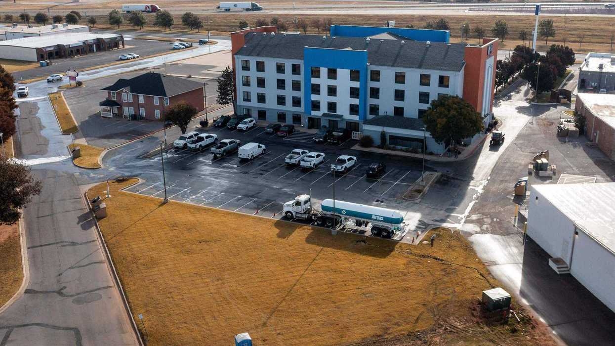 Equipos de emergencia atienden una fuga de gas amoníaco en un hotel de Weatherford, Oklahoma. AP.