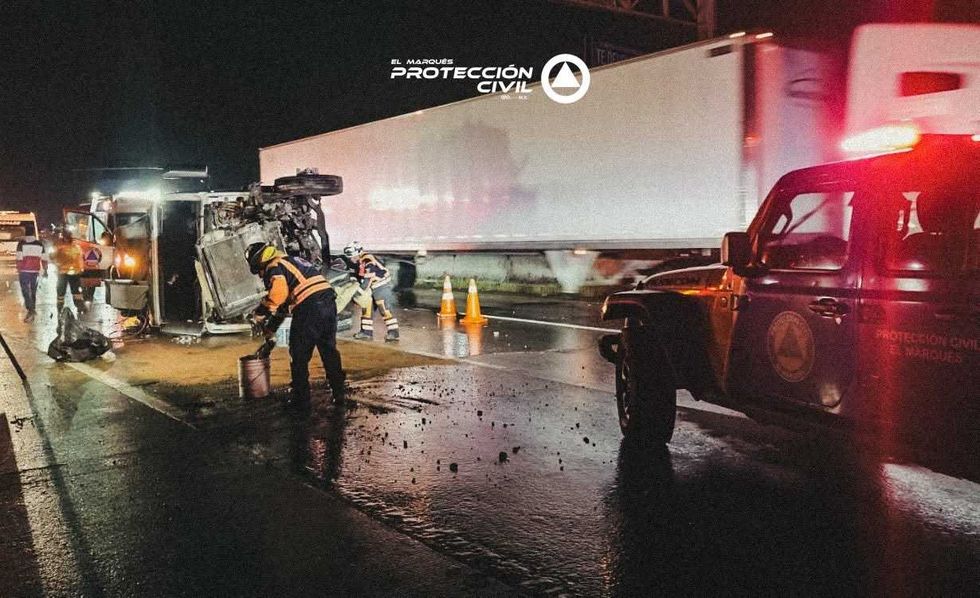Equipos de emergencia realizan labores de control de derrame junto a la cabina volcada del tractocami\u00f3n sobre la autopista M\u00e9xico-Quer\u00e9taro.