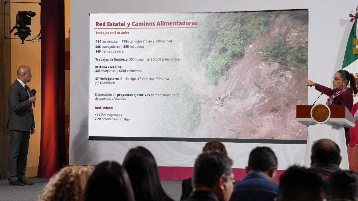 Equipos de la SICT, Defensa y Marina trabajan con mil máquinas para restablecer la comunicación en zonas afectadas.