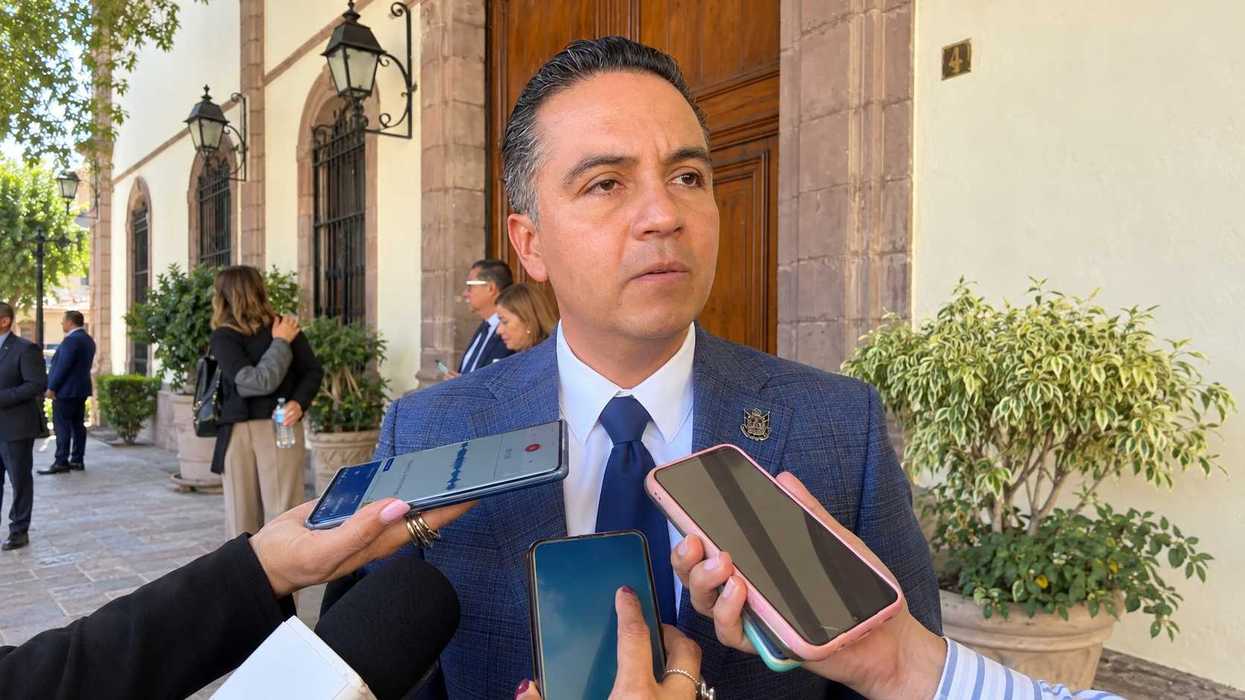 Eric Gudiño Torres, secretario de Gobierno, atiende a reporteros con celulares y grabadoras sobre el paso subterráneo