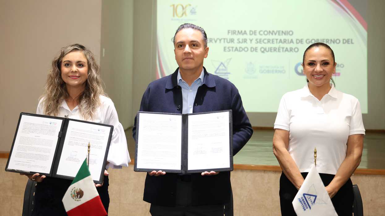 Eric Gudiño Torres y Rocío Hernández Romero muestran el convenio firmado para regularizar licencias de bebidas alcohólicas en San Juan del Río.