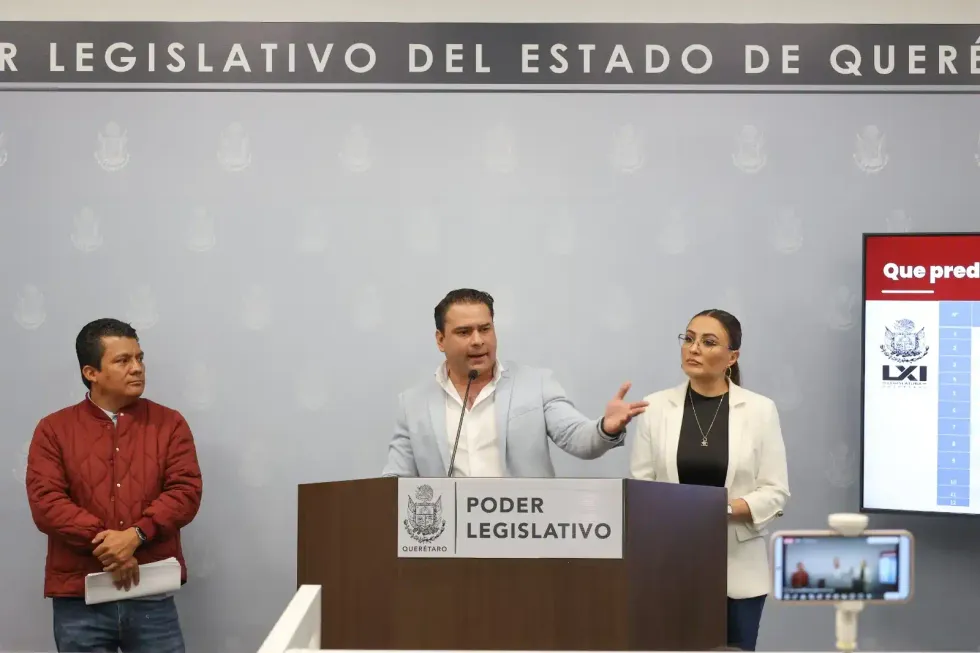Eric Silva habla en tribuna durante conferencia sobre predios municipales en Quer\u00e9taro