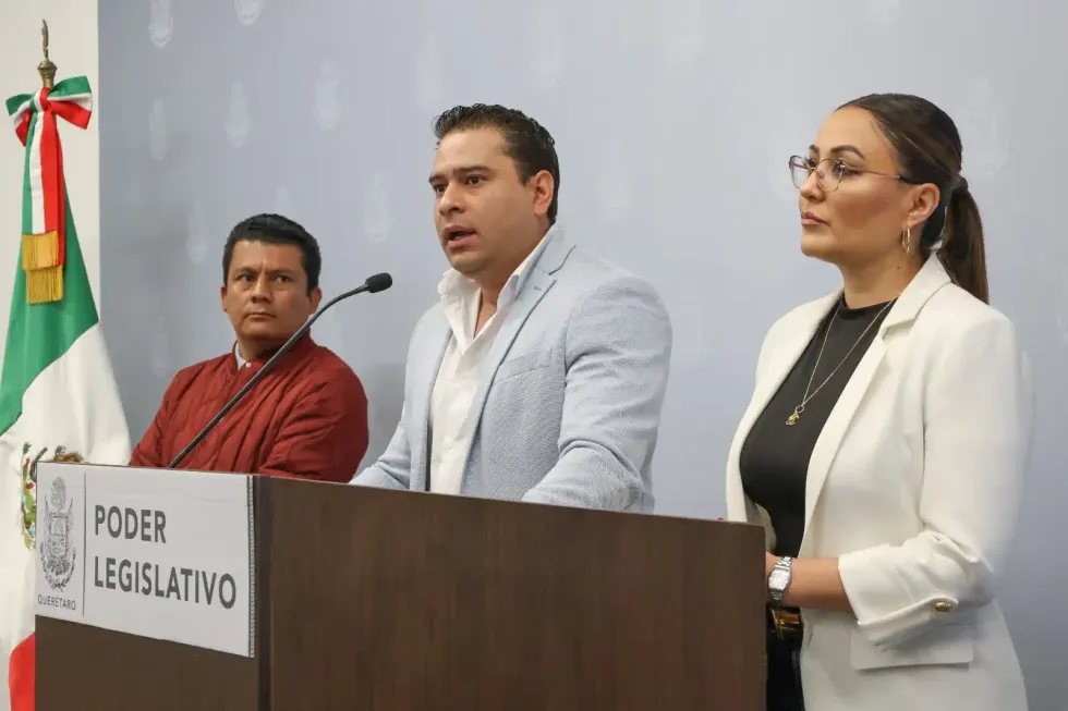 Eric Silva habla en tribuna durante conferencia sobre predios municipales en Quer\u00e9taro