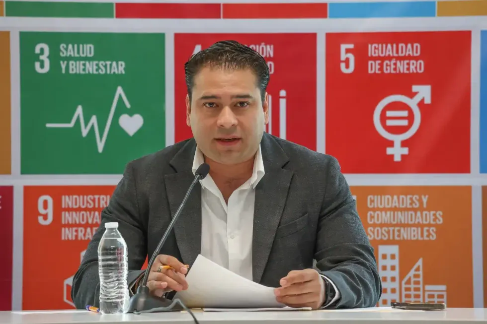 Eric Silva Hern\u00e1ndez habla ante el micr\u00f3fono con documentos en la mano durante la sesi\u00f3n de la comisi\u00f3n.