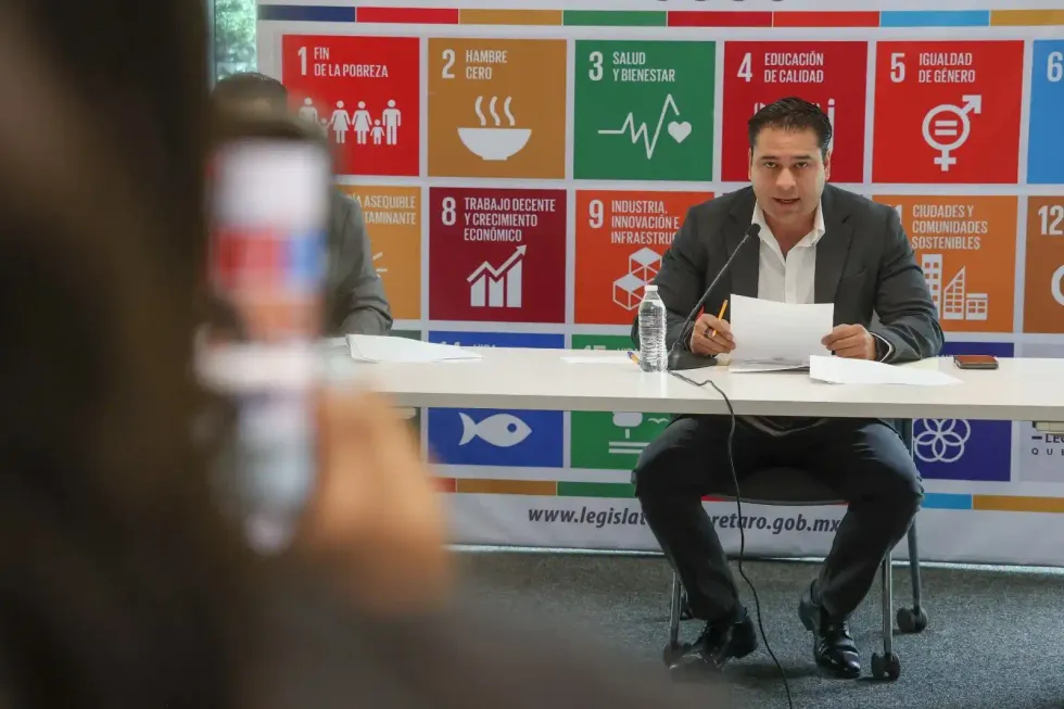 Eric Silva Hern\u00e1ndez habla ante el micr\u00f3fono con documentos en la mano durante la sesi\u00f3n de la comisi\u00f3n.