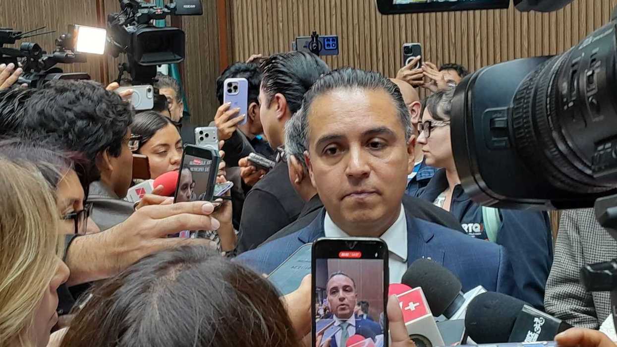 Erick Gudiño durante anuncio de obras en Puente Corregidora en Querétaro.